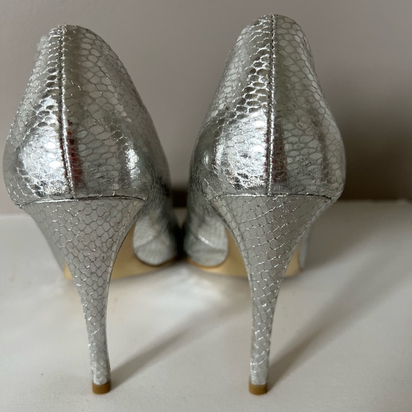 Beautiful only used once, elegant heels. Looks like new. - Picture 2 of 3